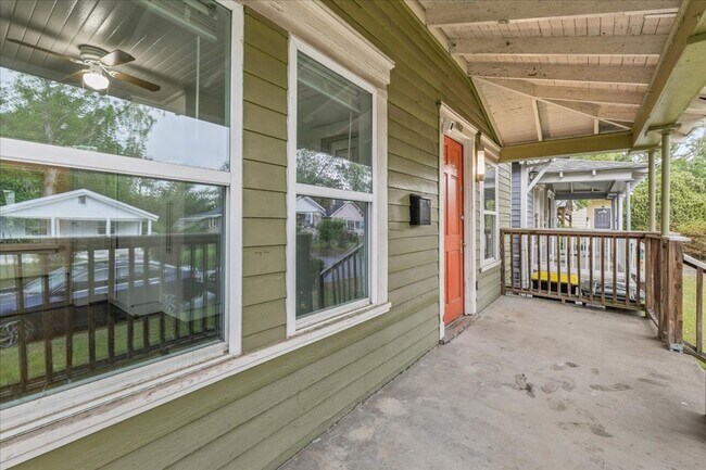 Foto del edificio - Savannah Eastside Home | 2 Bed 1 Bath | Remodeled Kitchen | In-Unit W/D | Private Driveway