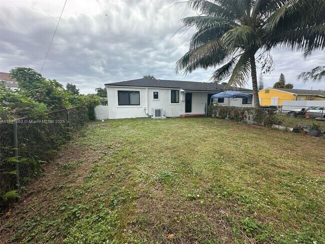 Foto del edificio - 1466 NE 135th St