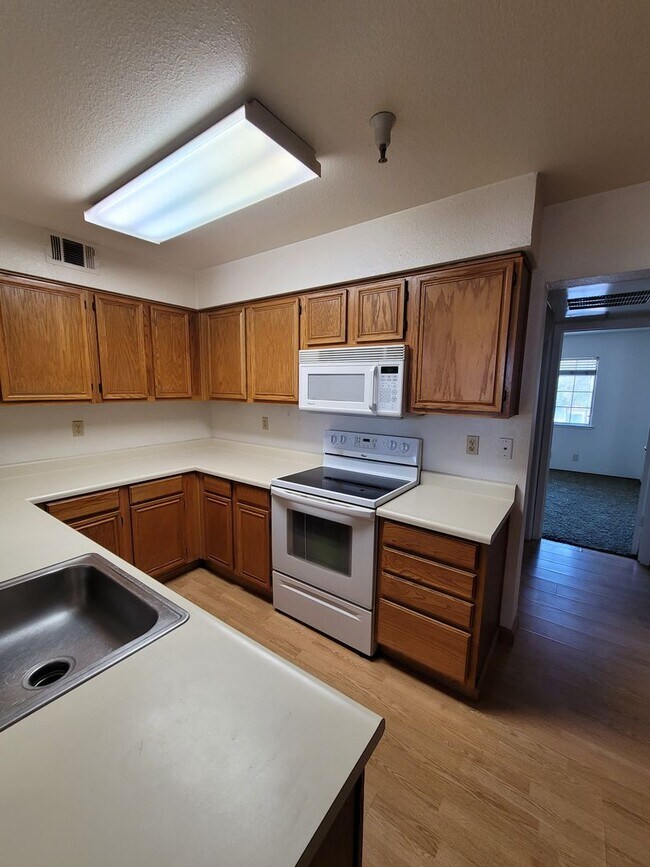 Building Photo - Charming 2-Bed 2-Bath Townhouse with Delta...