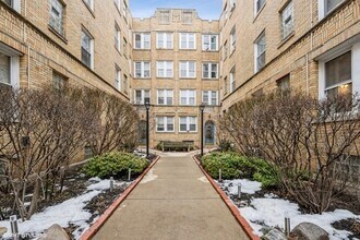Building Photo - 844 W Ainslie St