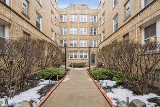Building Photo - 844 W Ainslie St