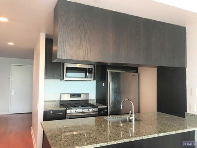 Building Photo - 1611 Hudson Park
