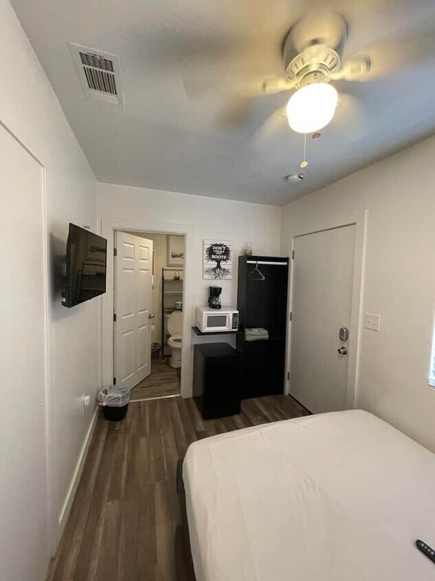 Foto del edificio - 2115 N Raymond Ave