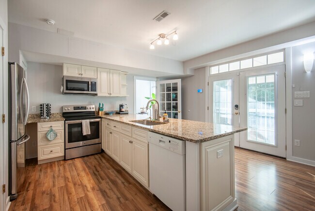 Full Kitchen - 605 Fontana Dr