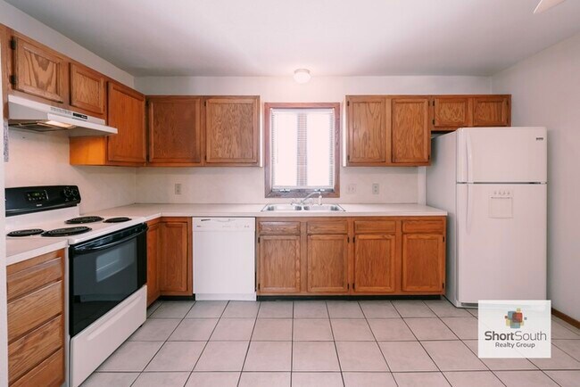 Building Photo - 2 Bed 1 Bath Apartment.  Free heat and wat...