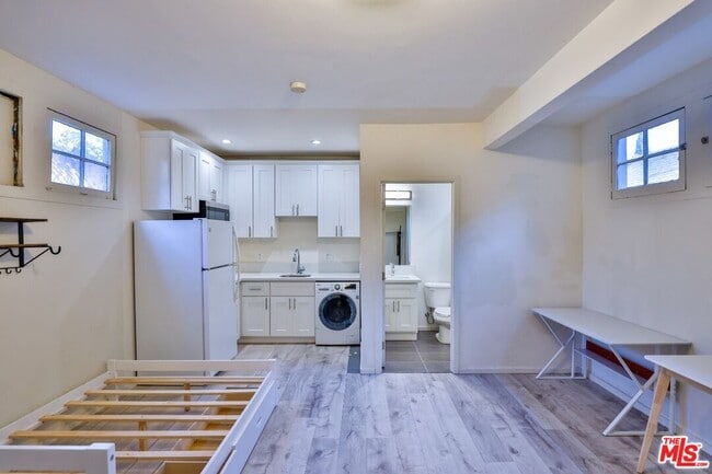 Building Photo - 1327 W Adams Blvd