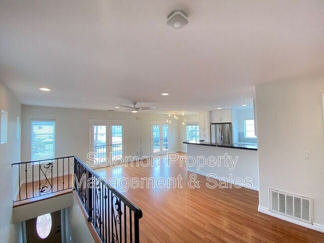 Building Photo - 316 1/2 Surfrider Way