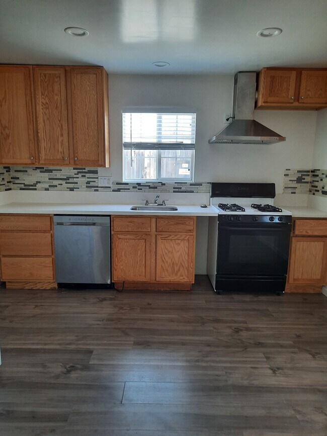 Kitchen and dining area - 5837 Riverton Ave