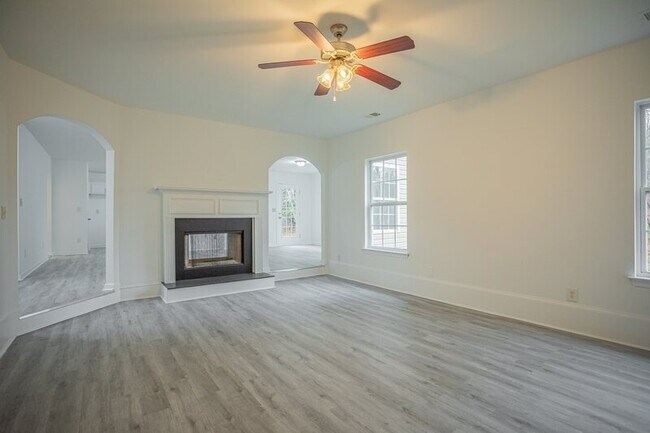 Building Photo - 1102 Oak Hollow Ln