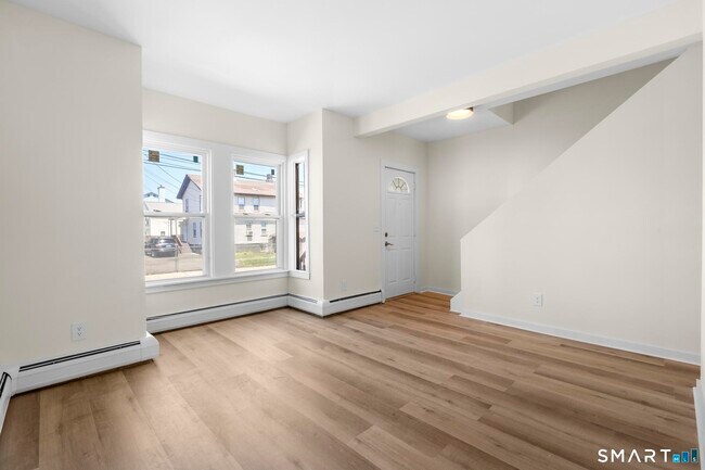Building Photo - 704 Maple St