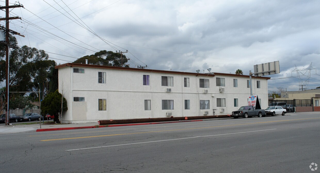 Foto principal - 8750 Telfair Ave