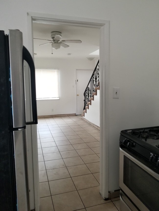 Building Photo - Beautiful renovated large 1bed/1.5 bth