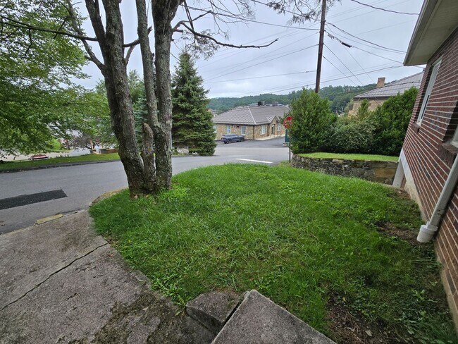 Foto del edificio - Charming Ranch Right Off W King Street!