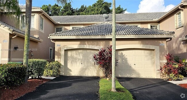 Building Photo - 2058 Madeira Dr
