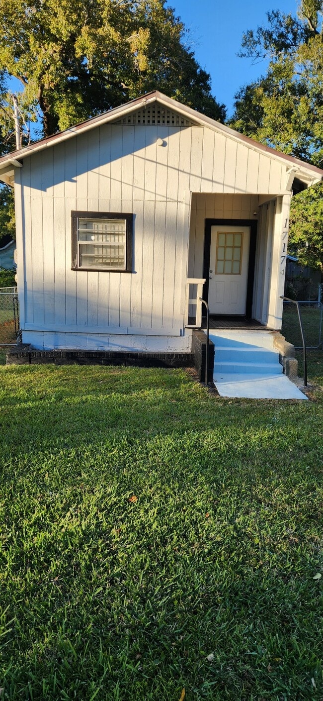 Building Photo - 1717 W. 20th St. Apt. 1