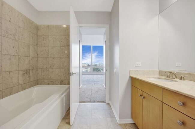 Foto del edificio - 2 bedroom in Chicago IL 60654