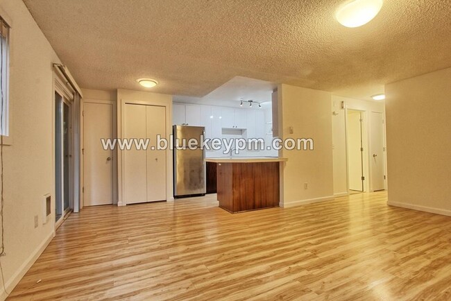 Foto del edificio - 2 Bed, 1 Bath Triplex in Sellwood-Moreland