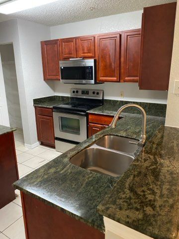 Building Photo - 4240 Summer Landing Dr
