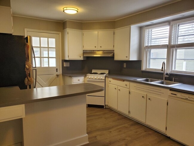 Building Photo - Single Family 3 Bedroom Home For Rent in Emmaus