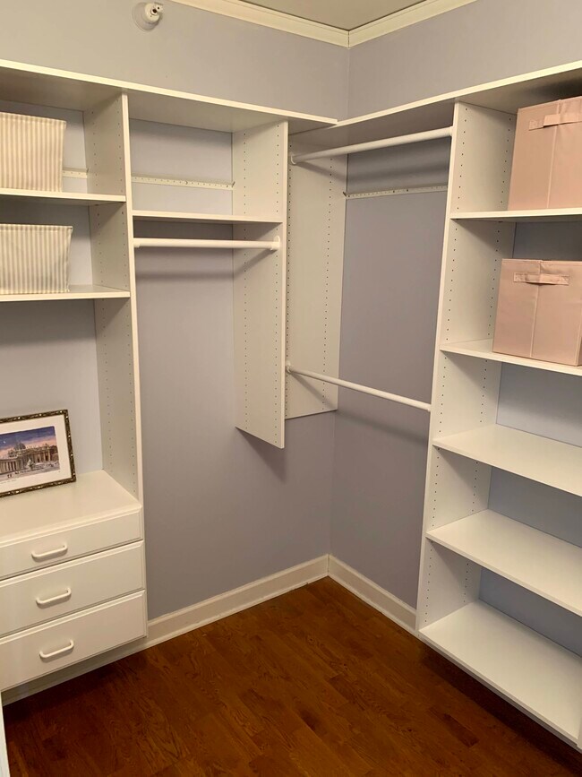 Vestidor - 450 E Waterside Dr