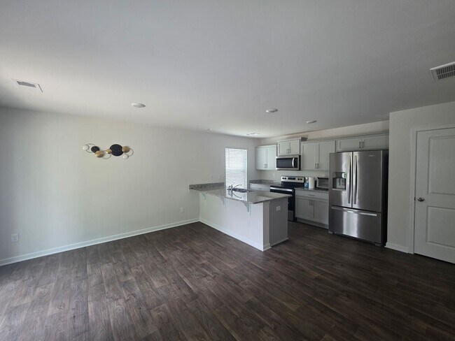 Foto del edificio - Perfectly Located Townhome