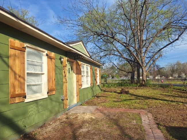 Building Photo - 2641 Leone Dr N