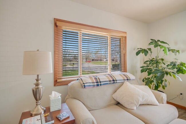 Building Photo - 2 Bed, 1 Bath House in Savoy - AVAILABLE M...