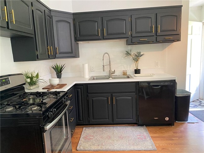 Building Photo - 215 Lee Ave