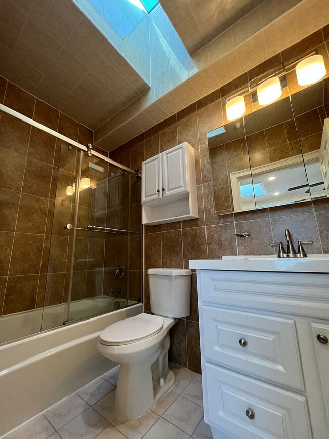 Foto del edificio - 373 Danforth Ave