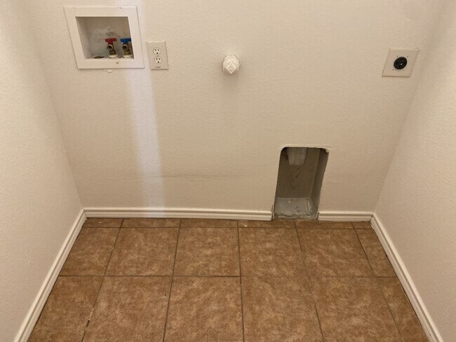 Foto del edificio - Charming Duplex in Burleson Texas! Coming soon September 2026!