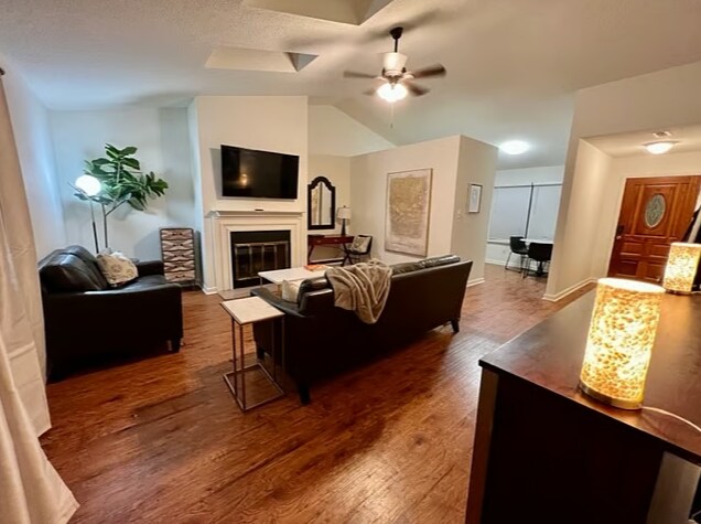 Foto del edificio - 1413 Willow Crossing Dr