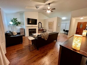 Building Photo - 1413 Willow Crossing Dr