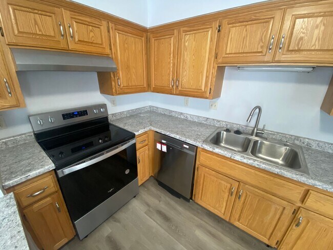 Building Photo - New Renovated 2br/1ba Townhome in Apple Va...