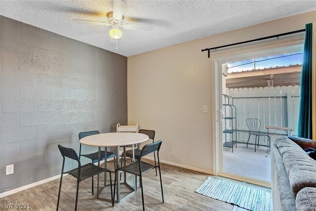 Foto del edificio - 3417 Villa Knolls South Dr