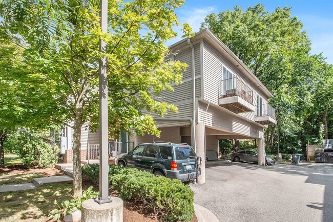 Building Photo - 4 br, 3 bath  - 316 Beakes St 2