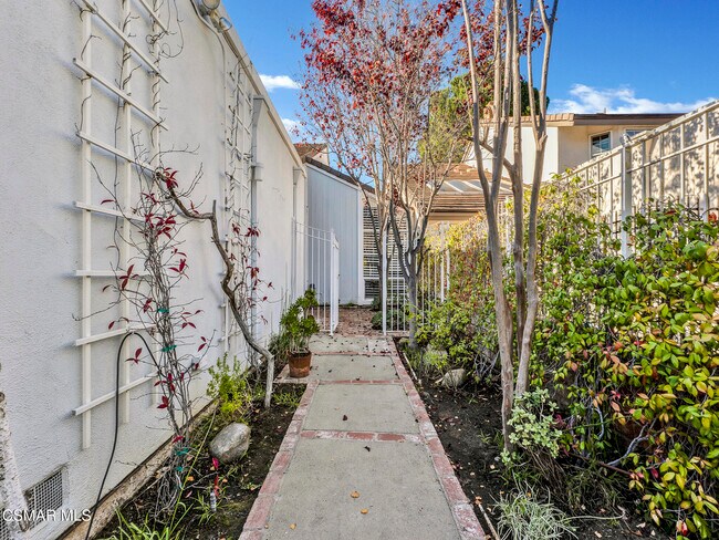 Foto del edificio - 3811 Lake Harbor Ln