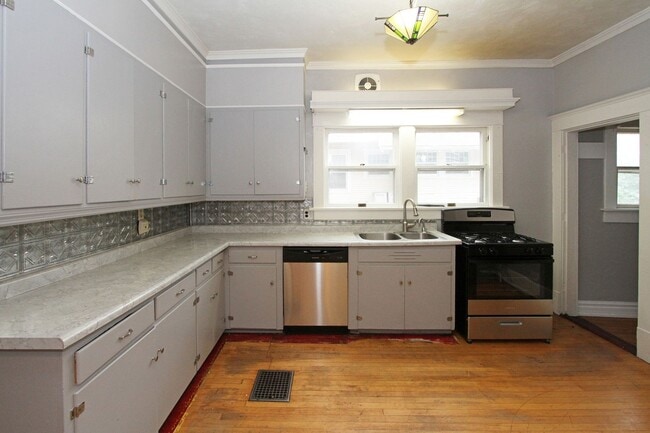 Building Photo - HIstoric 4 bedroom-Available NOW!
