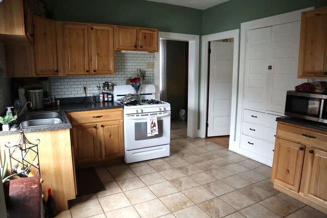 Building Photo - 2-3 bedroom house with 1 car garage in Ind...