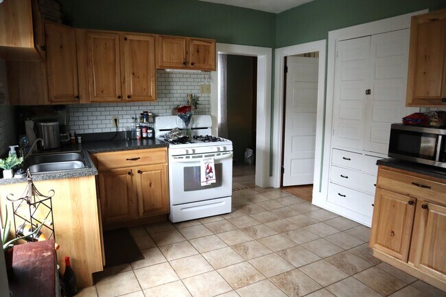 Foto del edificio - 2-3 bedroom house with 1 car garage in Ind...
