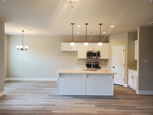 Building Photo - Beautiful Home in Majestic Manor Subdivision!