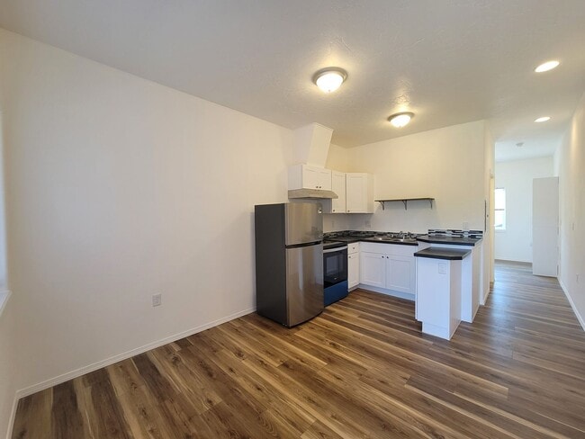 Building Photo - Charming 1 Bedroom 1 Bath W/Garage Parking