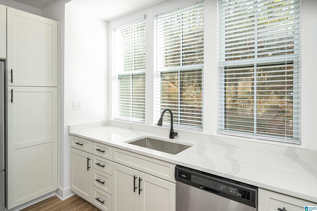 Foto principal - 2440 18th St S