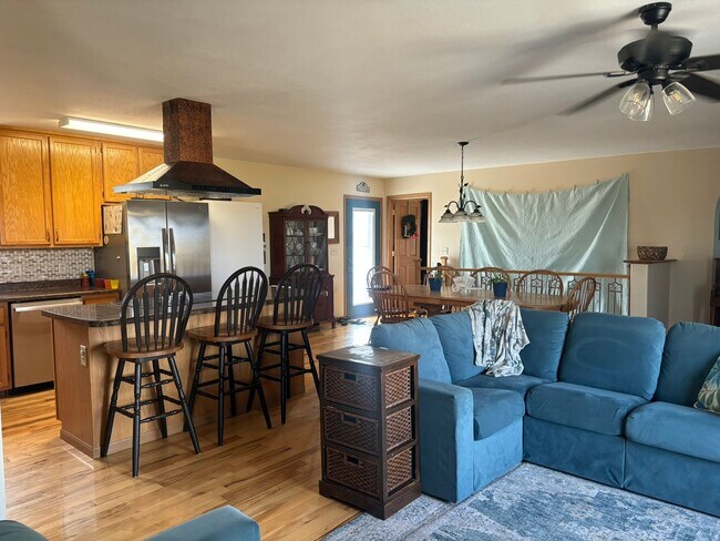 Building Photo - 3 BED | 2.5 BATH | HUGE DOUBLE GARAGE | FARMHOUSE | NEW UNDERWOOD