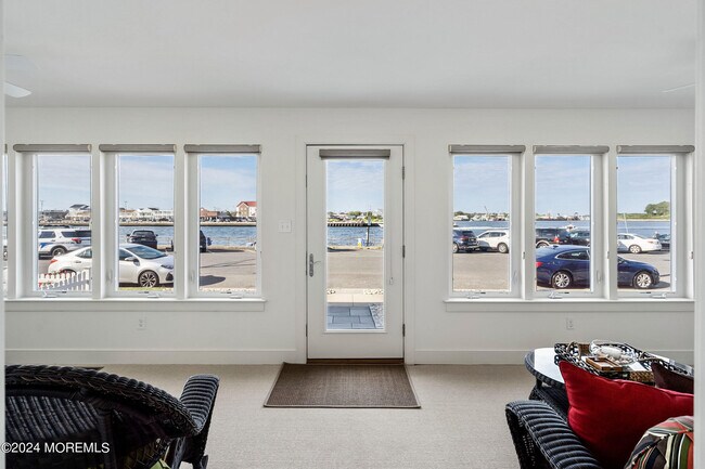 Foto del edificio - 556 W Riverside Dr