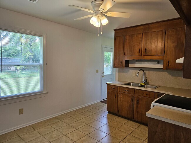 Building Photo - 117 Red Cedar Dr