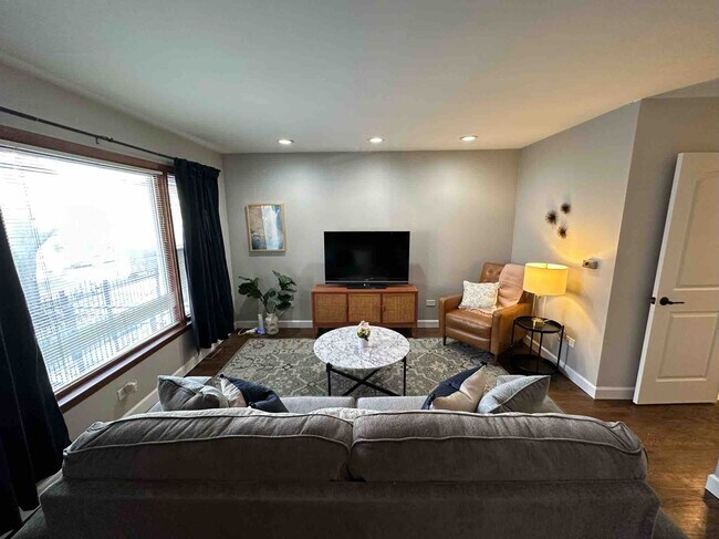 Foto del edificio - Spacious Main-Floor 2-Bedroom, 1.5-Bath Home
