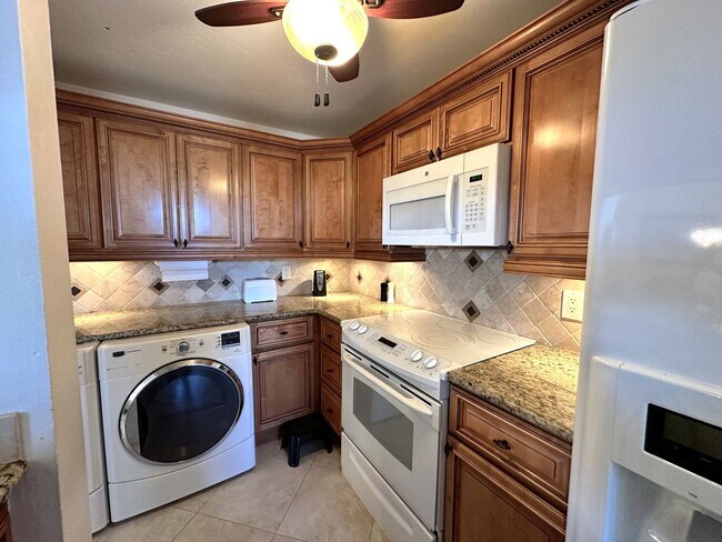 Building Photo - STUNNING SEASONAL 2/2 CORNER CONDO WITH OV...