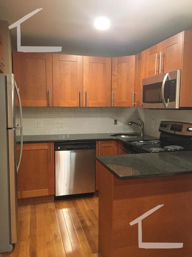 Foto del edificio - Great Renovated 1 Bed(basement) - Close to the Green Line (.12mi)