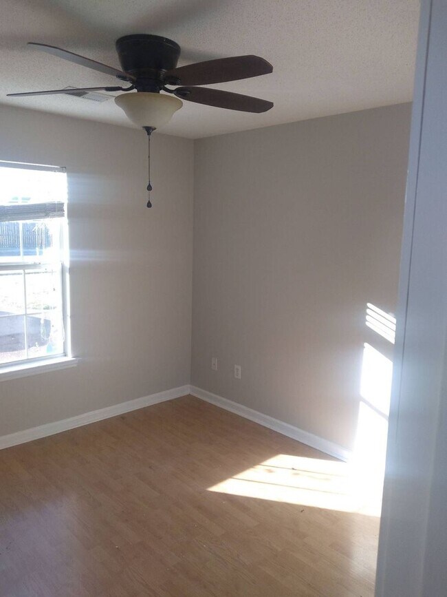 Foto del edificio - 4 Success Realty is now offering this Ador...
