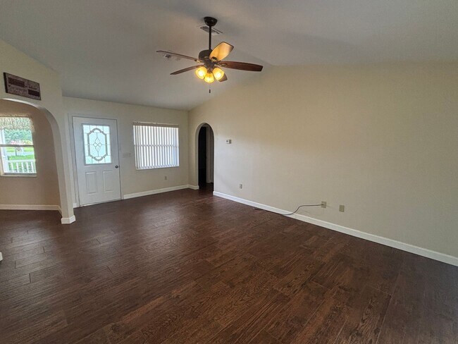Building Photo - 3 Bed , 2 Bath. Garage Lovers Paradise!! M...